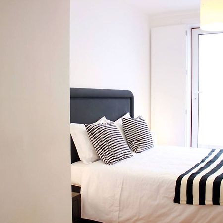 Joivy Modern 1-Bed Apt With Terrace, Moments From Sao Bento Palace Lisbon Exterior photo