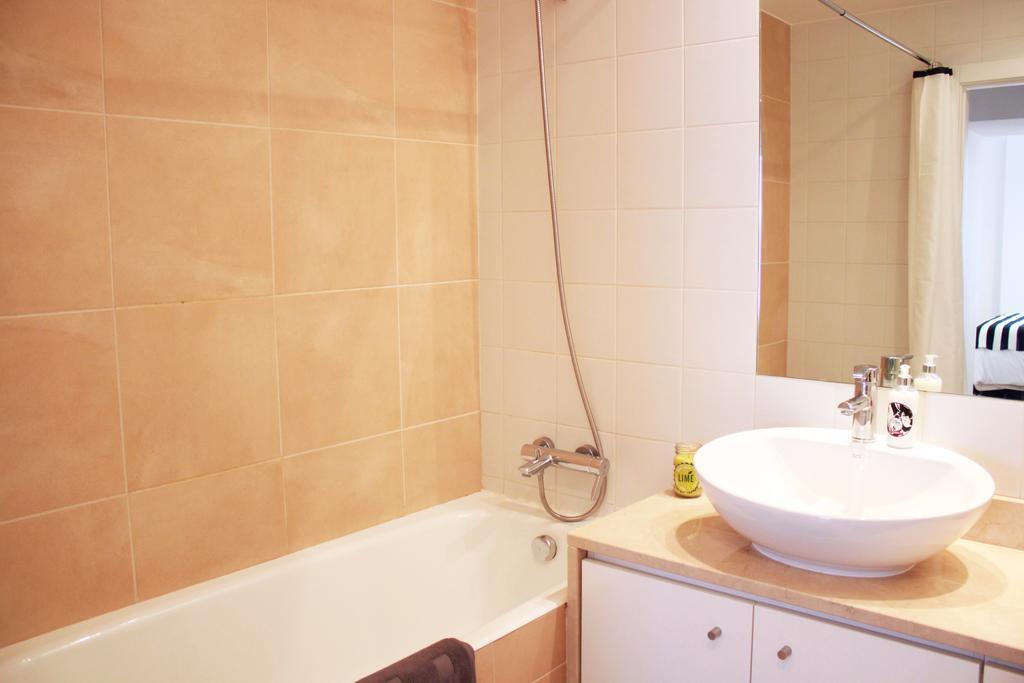 Joivy Modern 1-Bed Apt With Terrace, Moments From Sao Bento Palace Lisbon Exterior photo