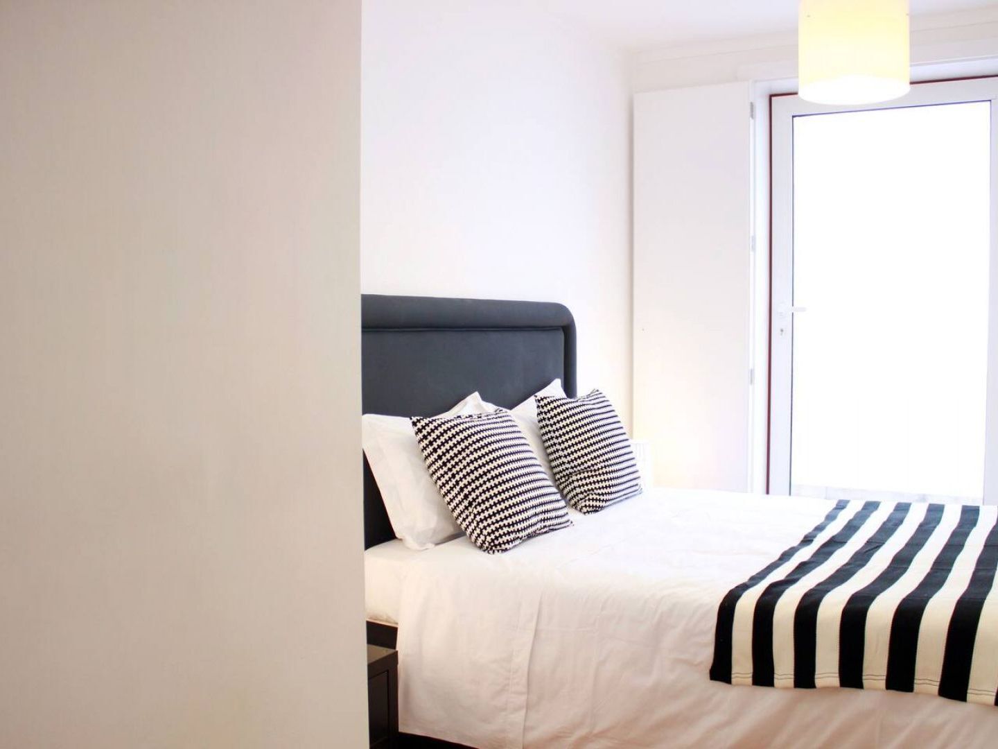 Joivy Modern 1-Bed Apt With Terrace, Moments From Sao Bento Palace Lisbon Exterior photo