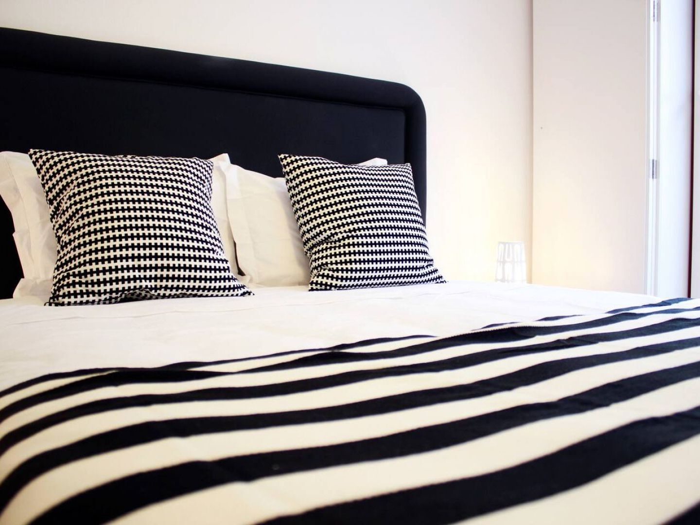 Joivy Modern 1-Bed Apt With Terrace, Moments From Sao Bento Palace Lisbon Exterior photo