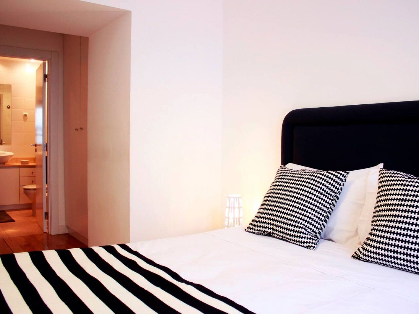 Joivy Modern 1-Bed Apt With Terrace, Moments From Sao Bento Palace Lisbon Exterior photo